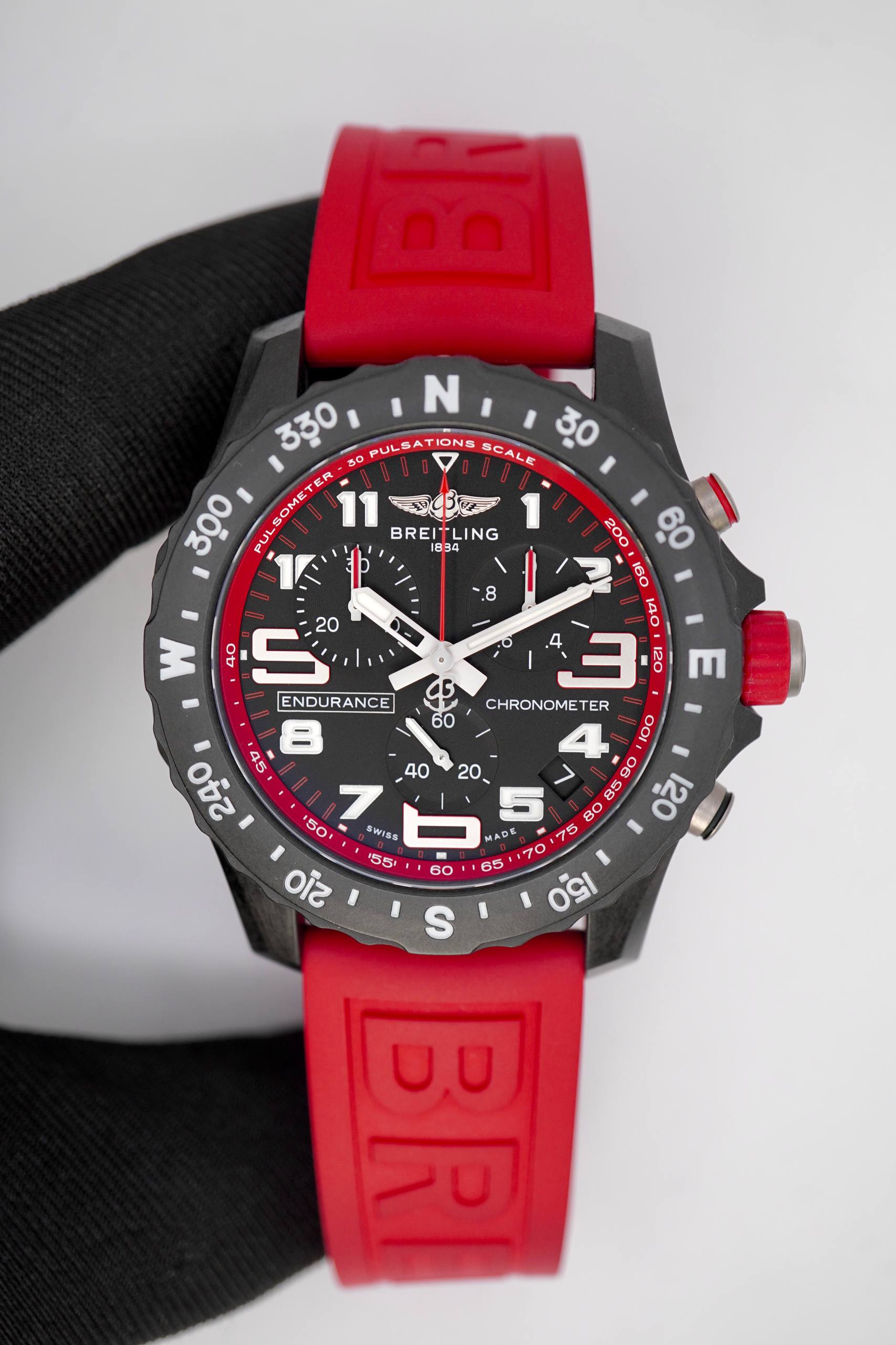 Breitling Endurance Pro Rojo Fibra de Carbono Chronograph