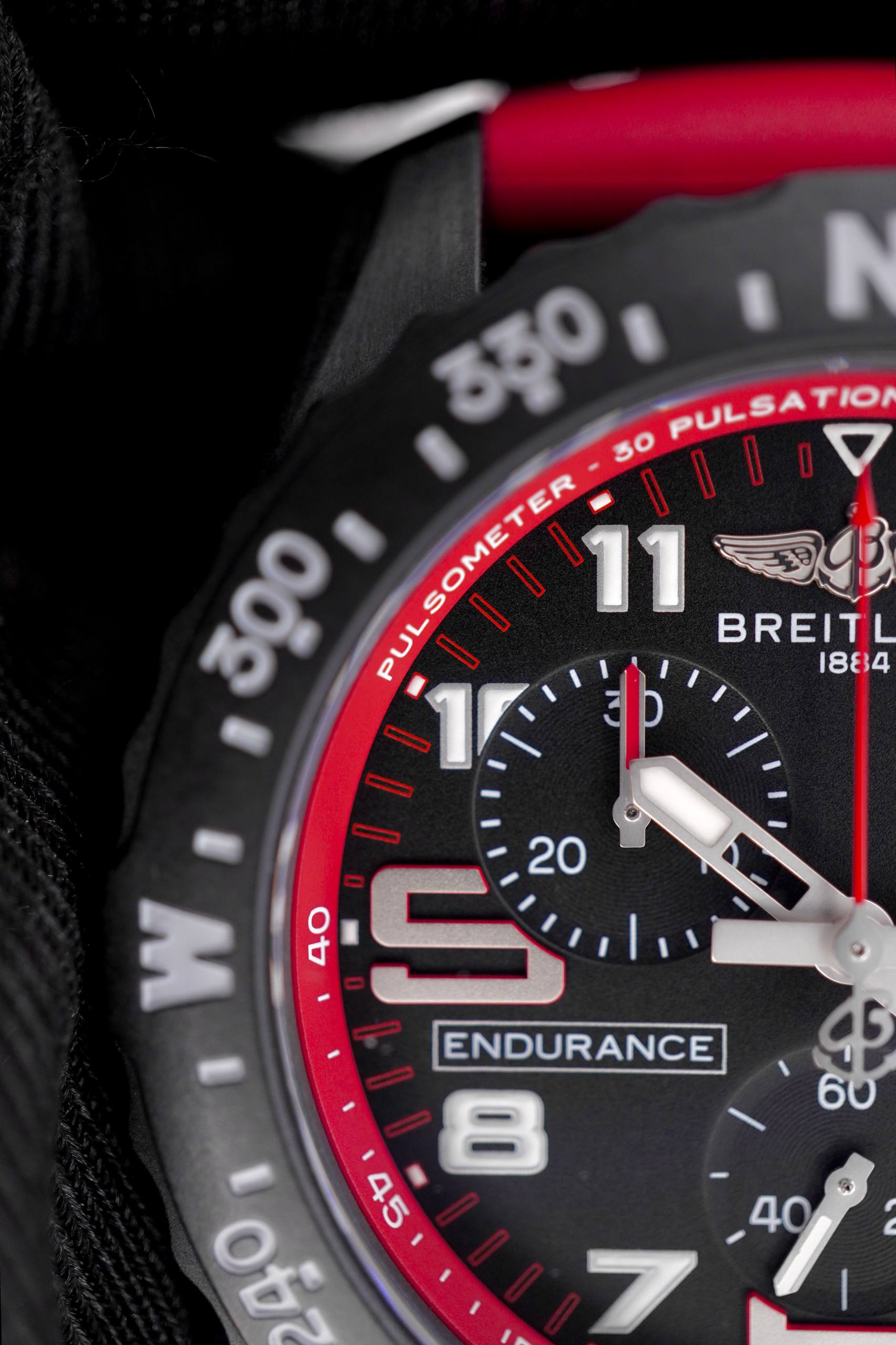 Breitling Endurance Pro Rojo Fibra de Carbono Chronograph