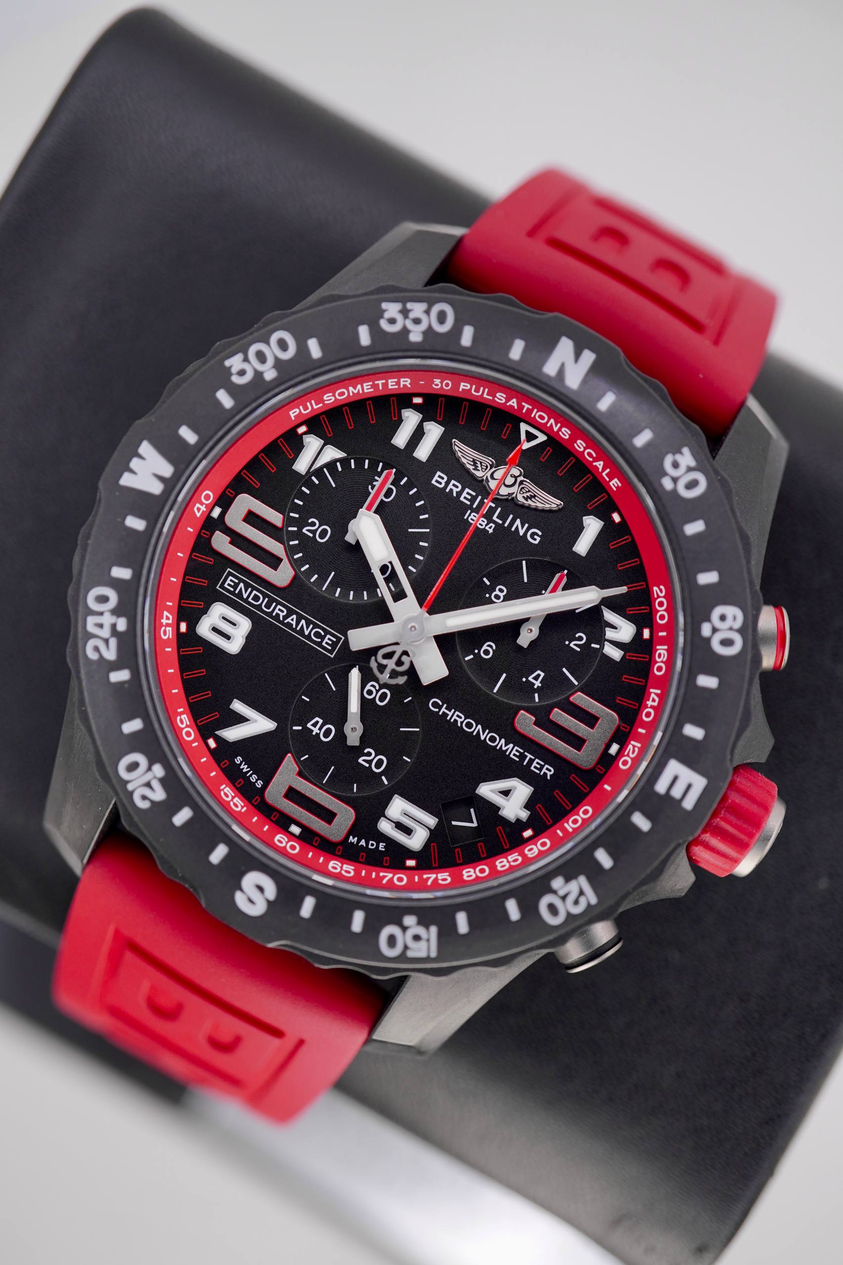 Breitling Endurance Pro Rojo Fibra de Carbono Chronograph