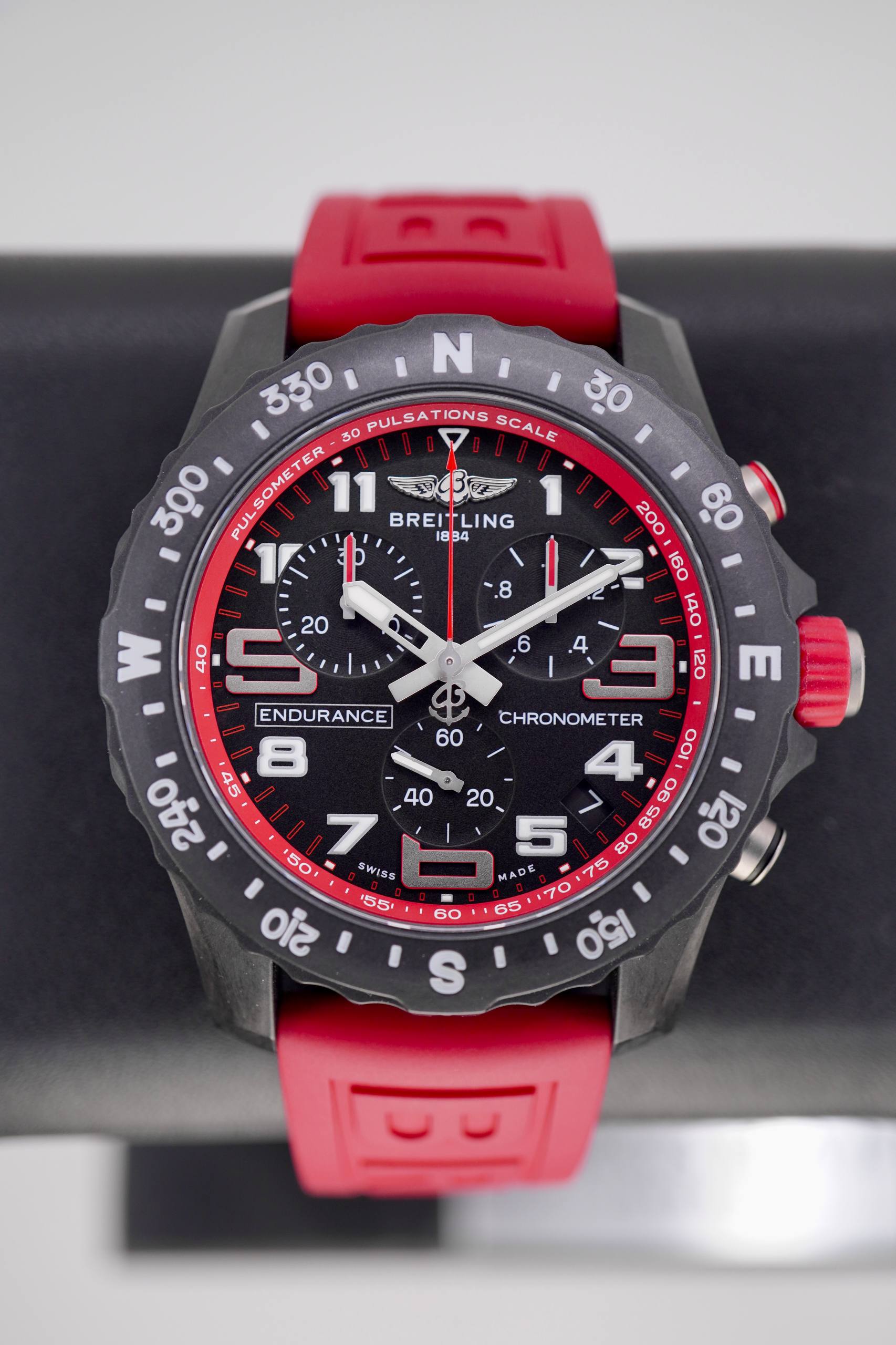 Breitling Endurance Pro Rojo Fibra de Carbono Chronograph
