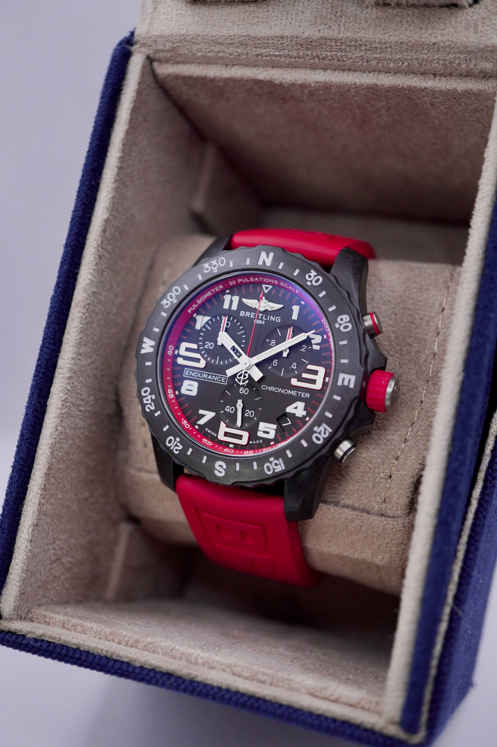 Breitling Endurance Pro Rojo Fibra de Carbono Chronograph